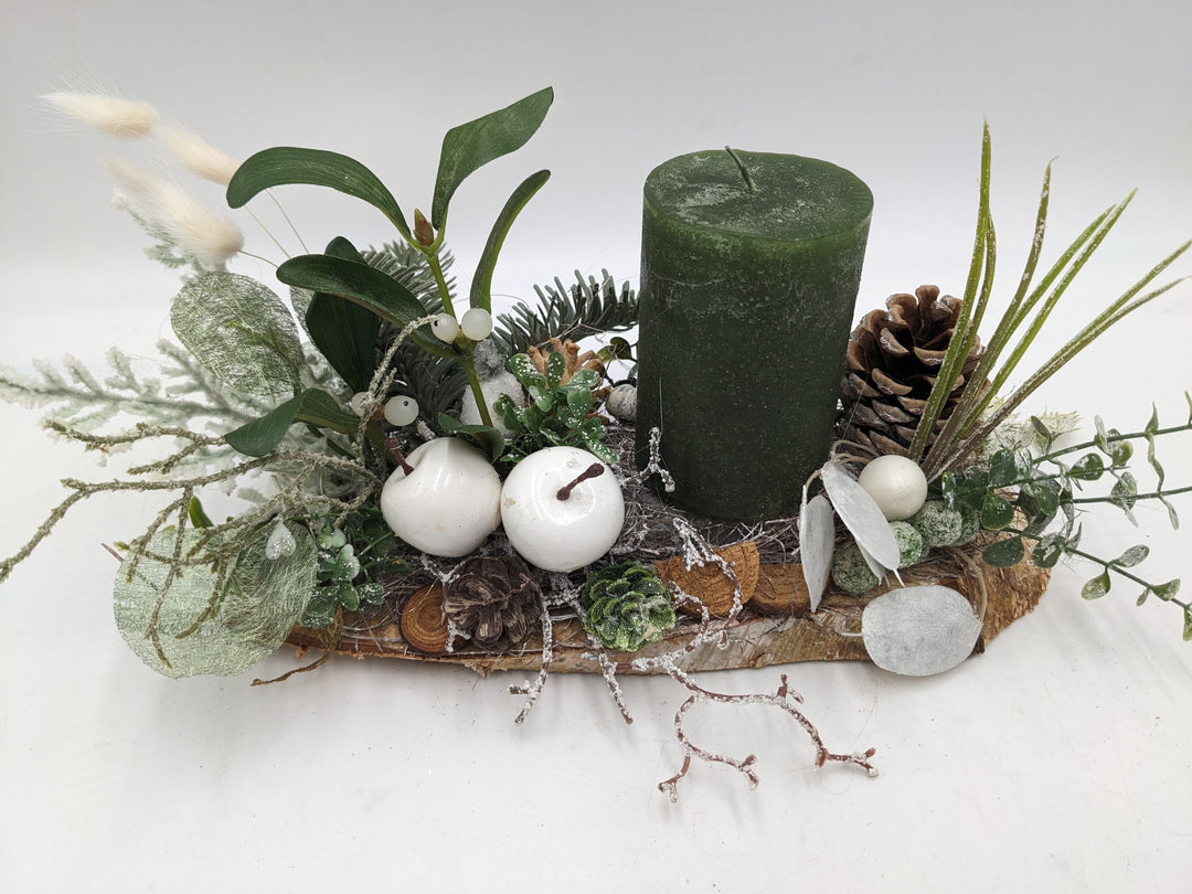 Weihnachtsgesteck Kugel Apfel Baumscheibe grün