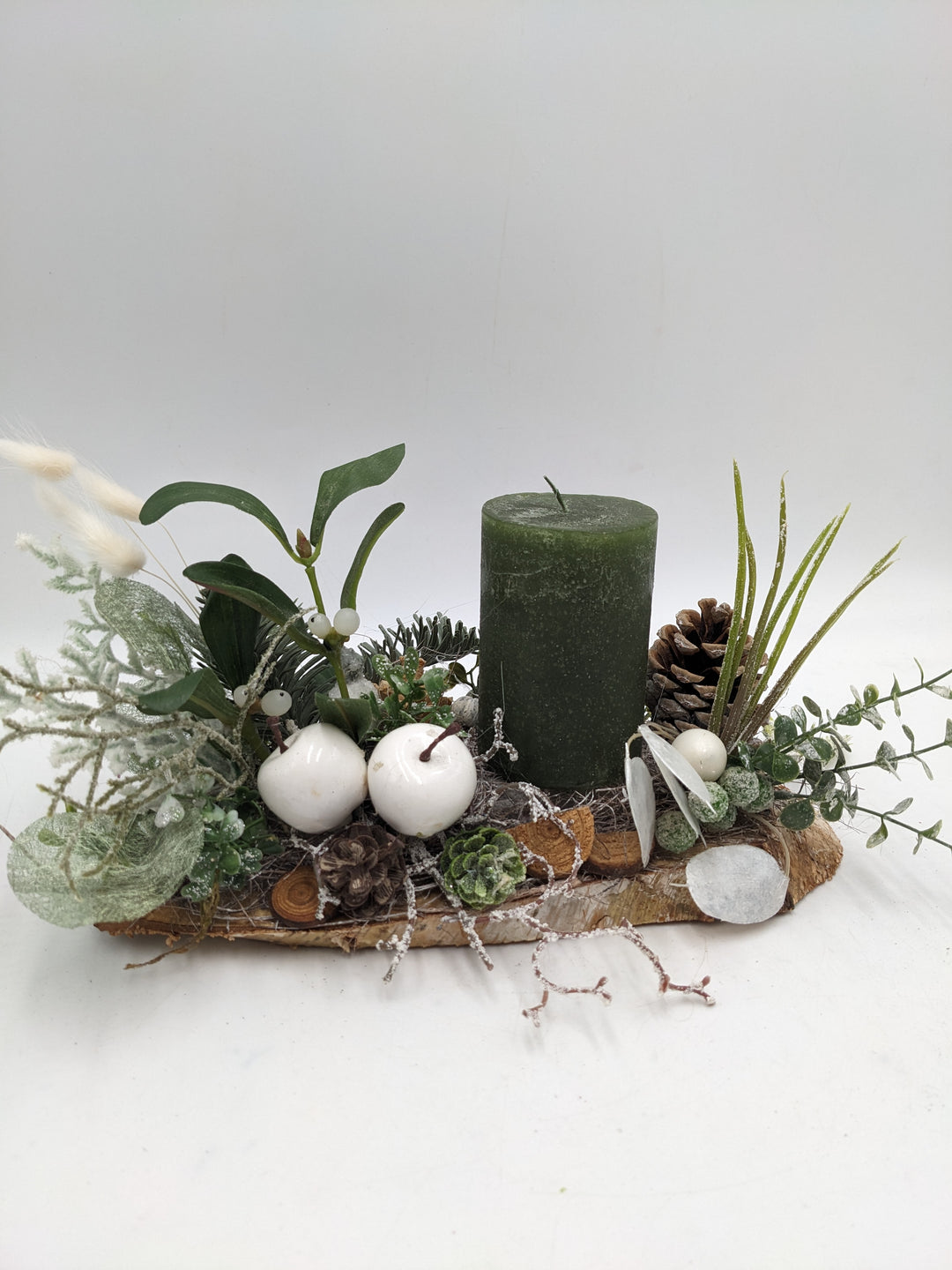 Weihnachtsgesteck Kugel Apfel Baumscheibe grün