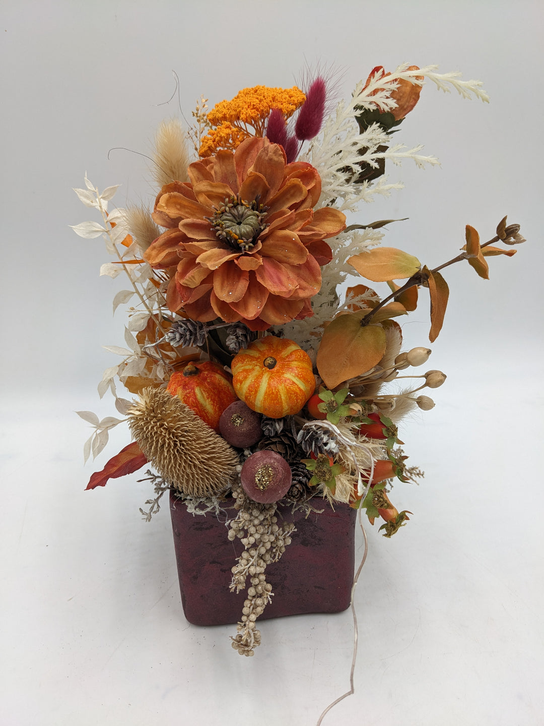 Herbstgesteck Kürbis Zapfen Chrysantheme orange