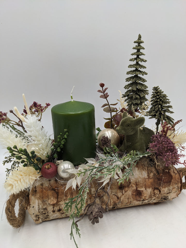 Weihnachtsgesteck Kugel Reh Beeren grün