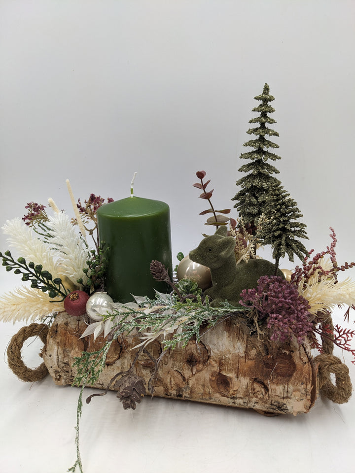 Weihnachtsgesteck Kugel Reh Beeren grün