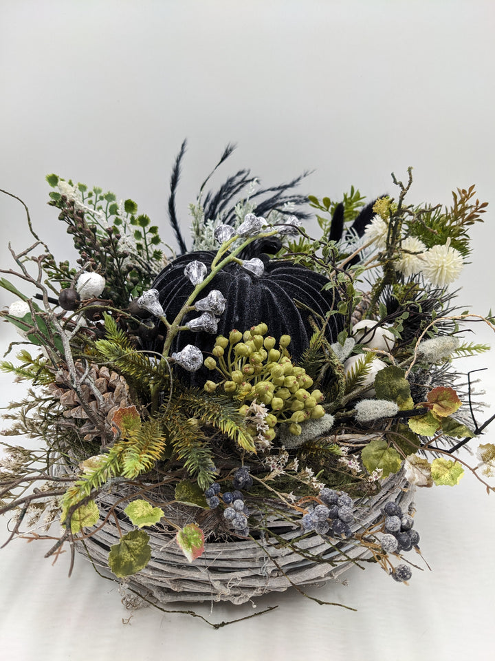 Herbstgesteck Kürbis Zapfen Beeren schwarz