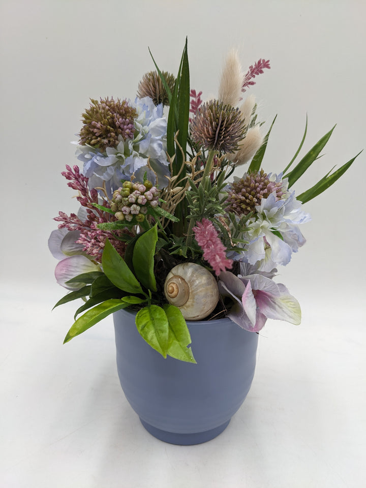 Sommergesteck Schnecke Hortensie blau