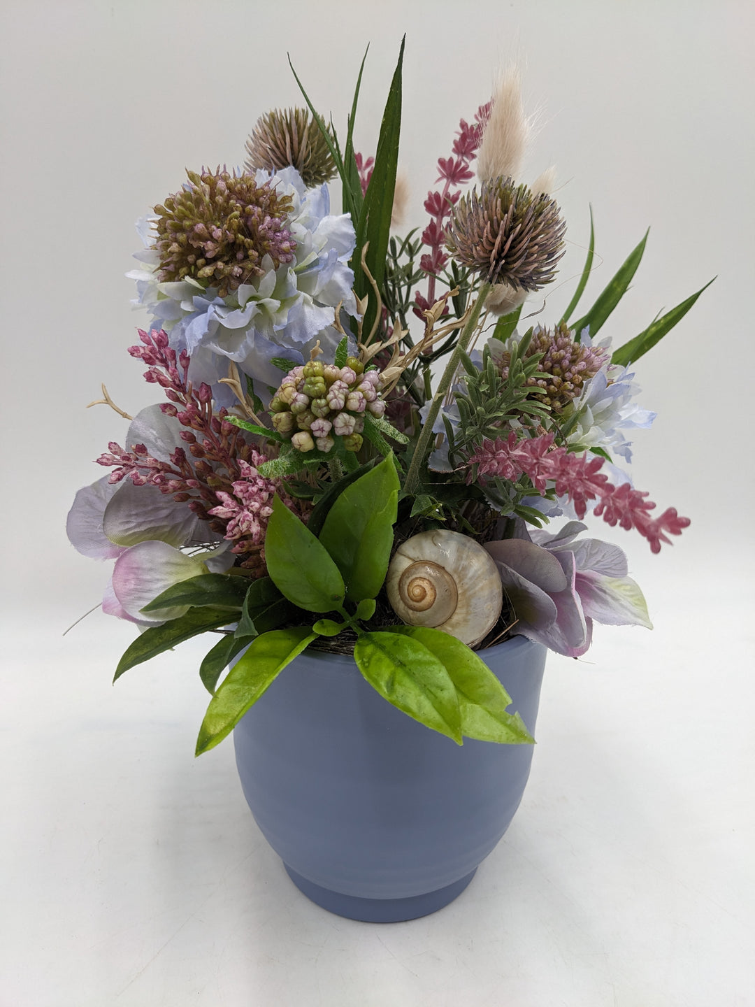 Sommergesteck Schnecke Hortensie blau