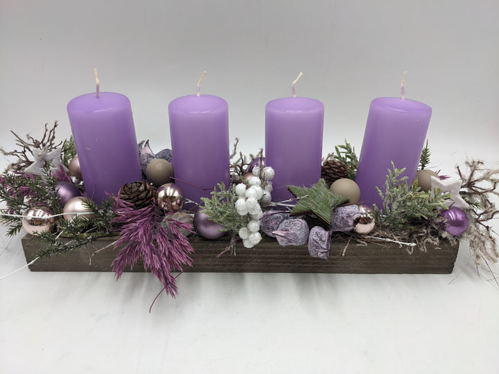 Adventsgesteck Kugel Zapfen Stern lila