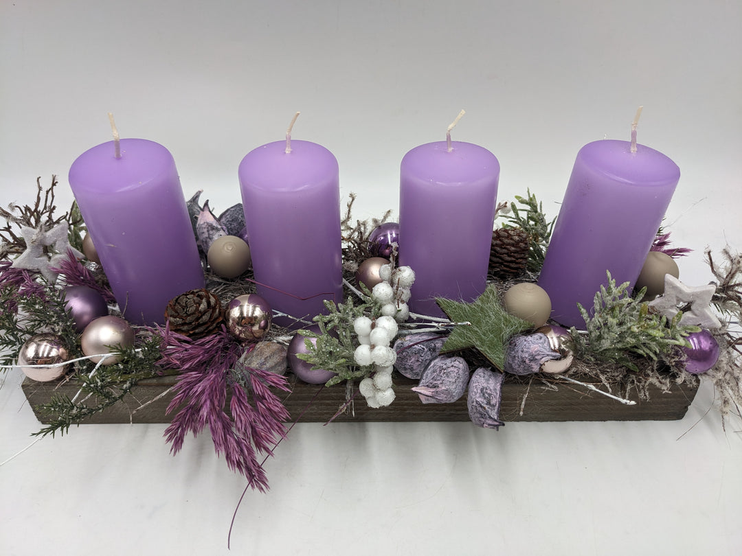 Adventsgesteck Kugel Zapfen Stern lila