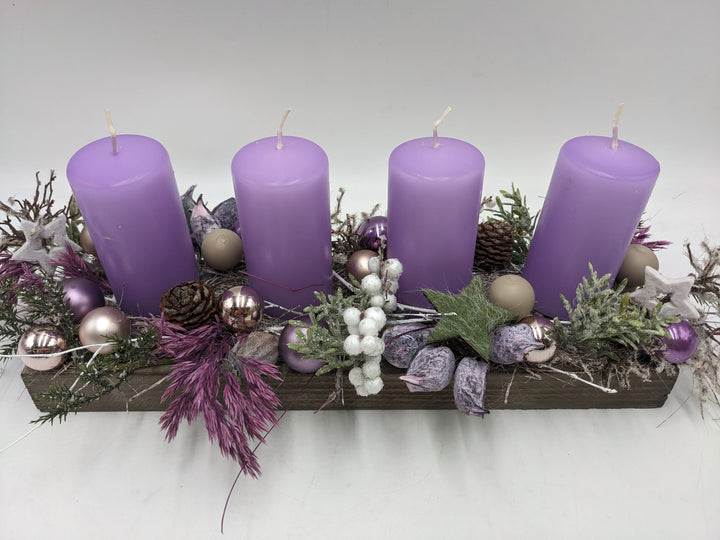 Adventsgesteck Kugel Zapfen Stern lila