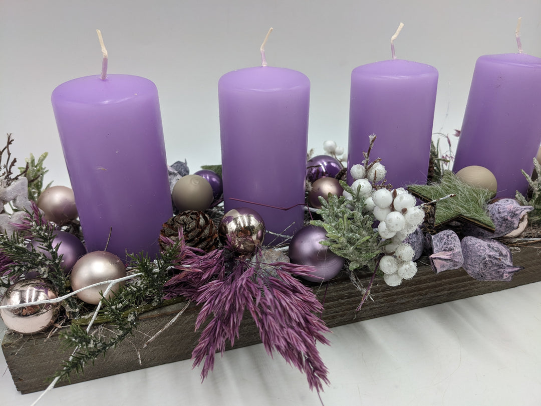 Adventsgesteck Kugel Zapfen Stern lila