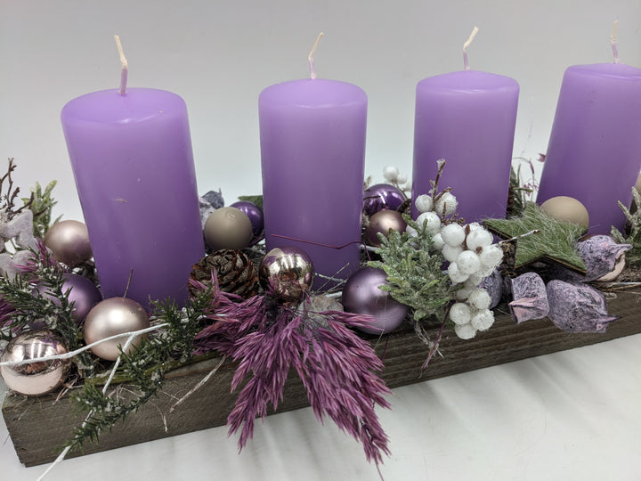 Adventsgesteck Kugel Zapfen Stern lila