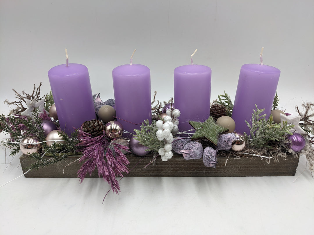 Adventsgesteck Kugel Zapfen Stern lila