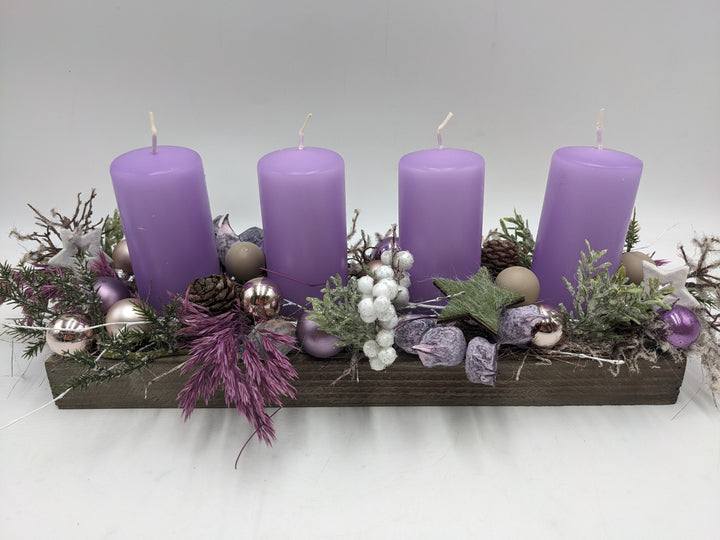 Adventsgesteck Kugel Zapfen Stern lila
