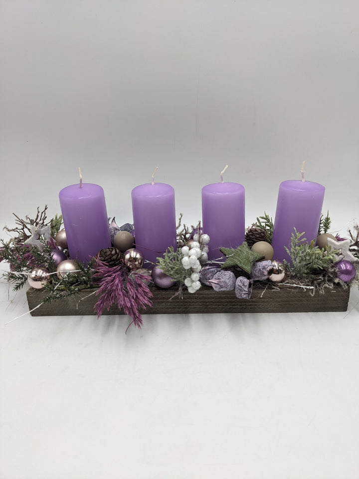 Adventsgesteck Kugel Zapfen Stern lila