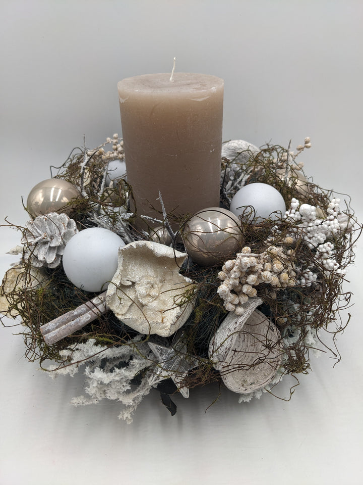 Weihnachtsgesteck Kugel Zapfen Zimt taupe
