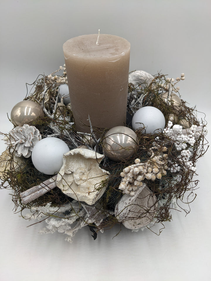 Weihnachtsgesteck Kugel Zapfen Zimt taupe