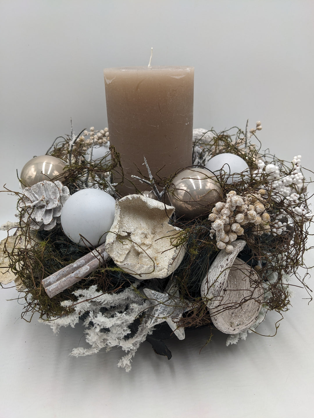 Weihnachtsgesteck Kugel Zapfen Zimt taupe