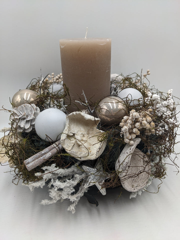 Weihnachtsgesteck Kugel Zapfen Zimt taupe