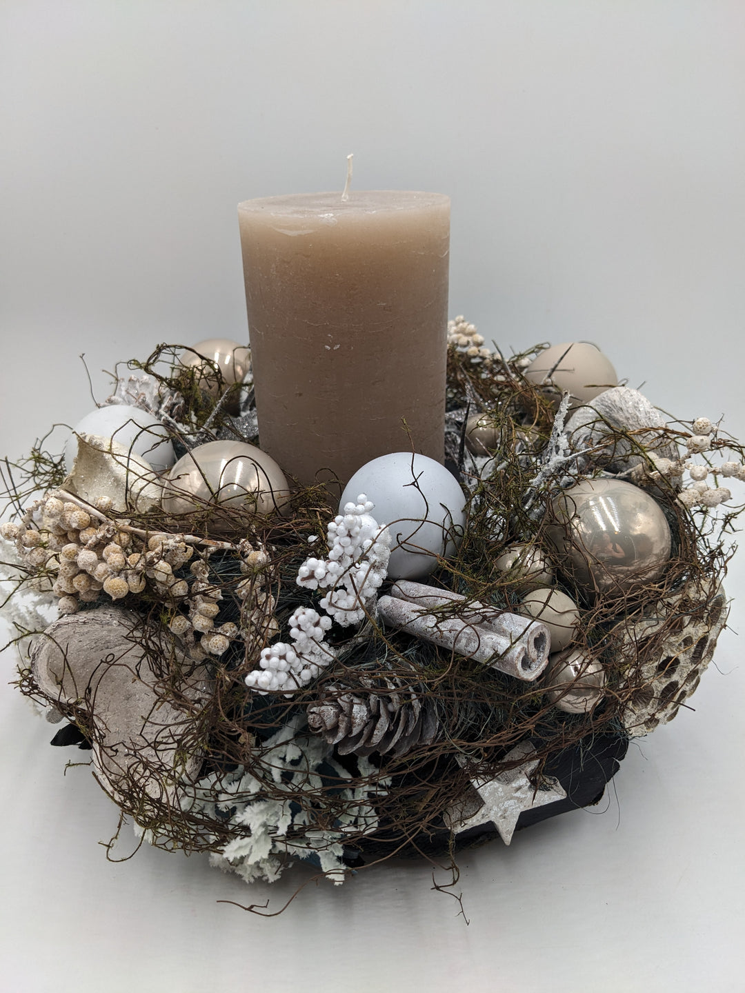 Weihnachtsgesteck Kugel Zapfen Zimt taupe
