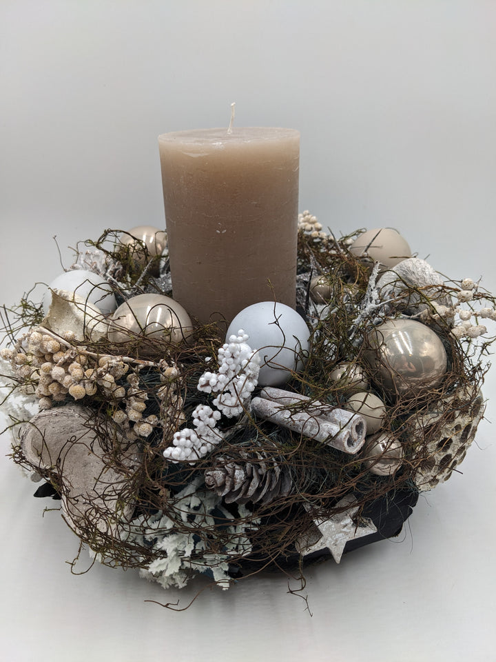 Weihnachtsgesteck Kugel Zapfen Zimt taupe