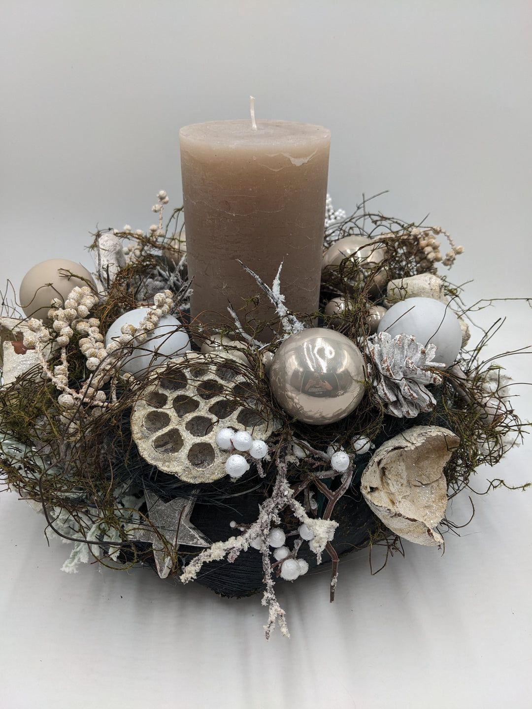 Weihnachtsgesteck Kugel Zapfen Zimt taupe