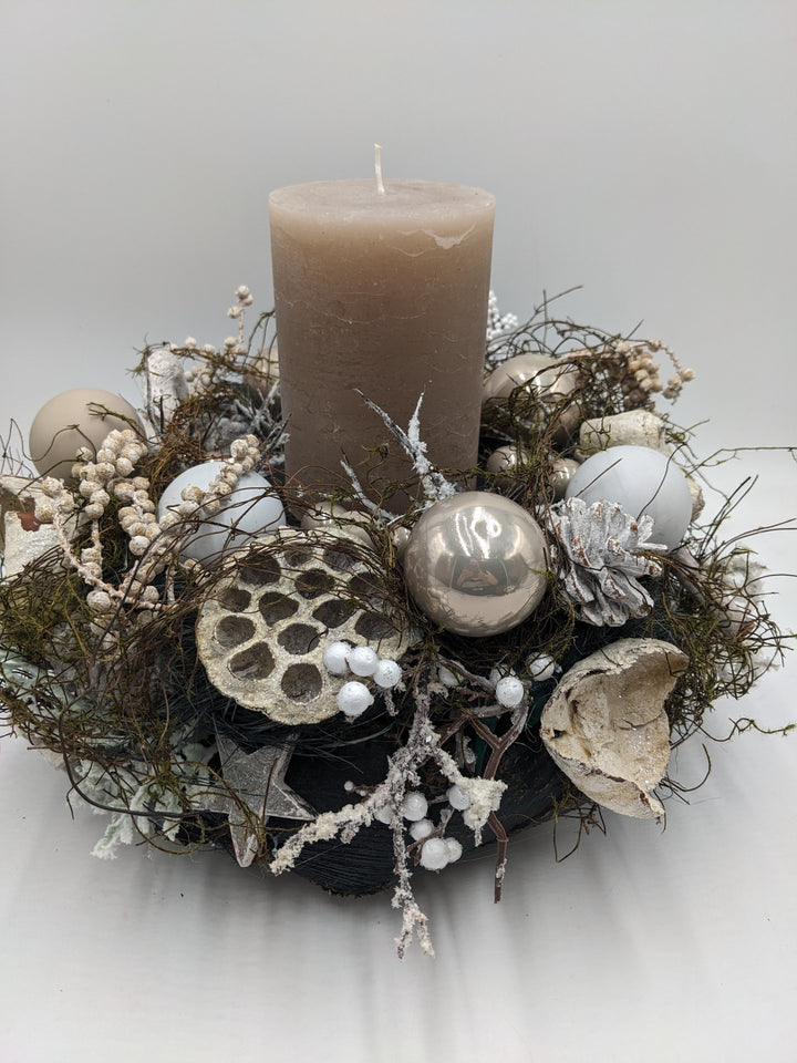 Weihnachtsgesteck Kugel Zapfen Zimt taupe
