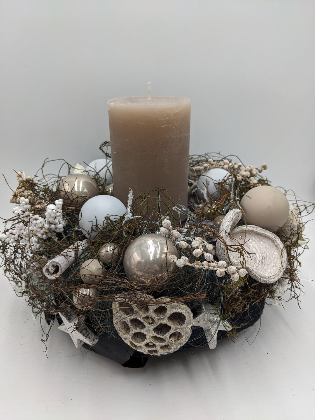 Weihnachtsgesteck Kugel Zapfen Zimt taupe
