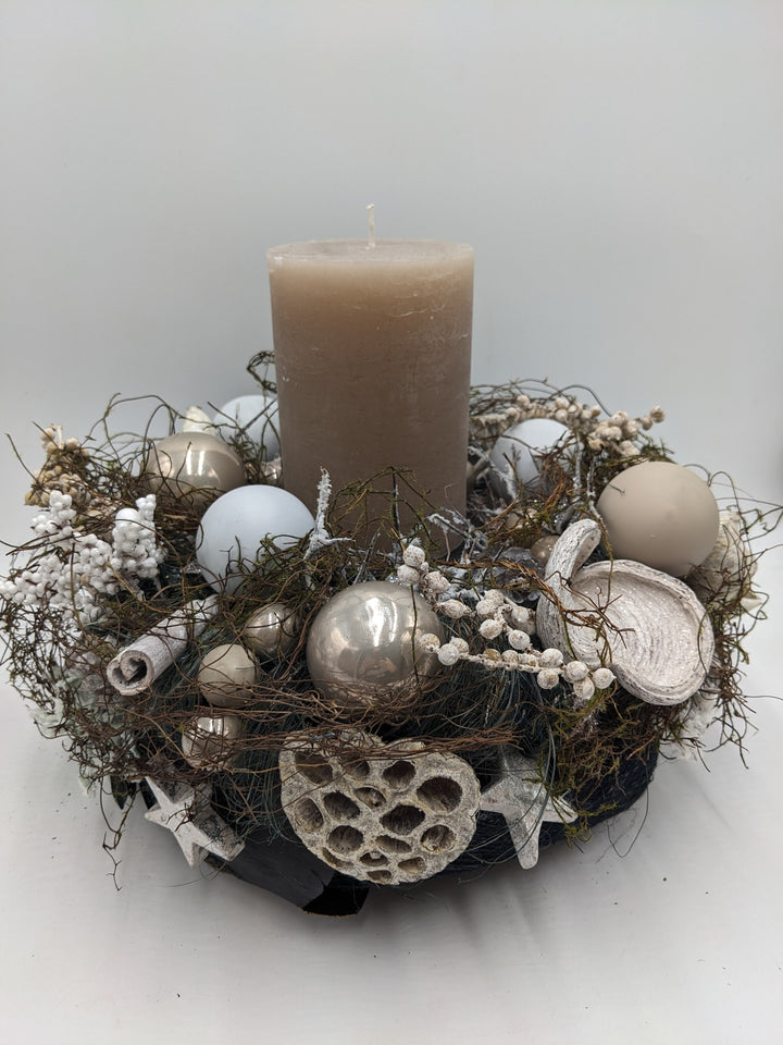 Weihnachtsgesteck Kugel Zapfen Zimt taupe