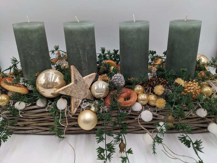 Adventsgesteck Kugel Stern Brezel salbei