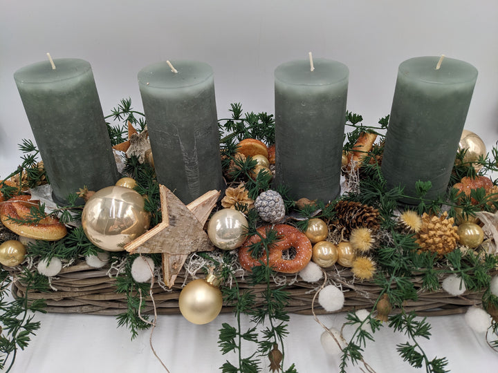 Adventsgesteck Kugel Stern Brezel salbei