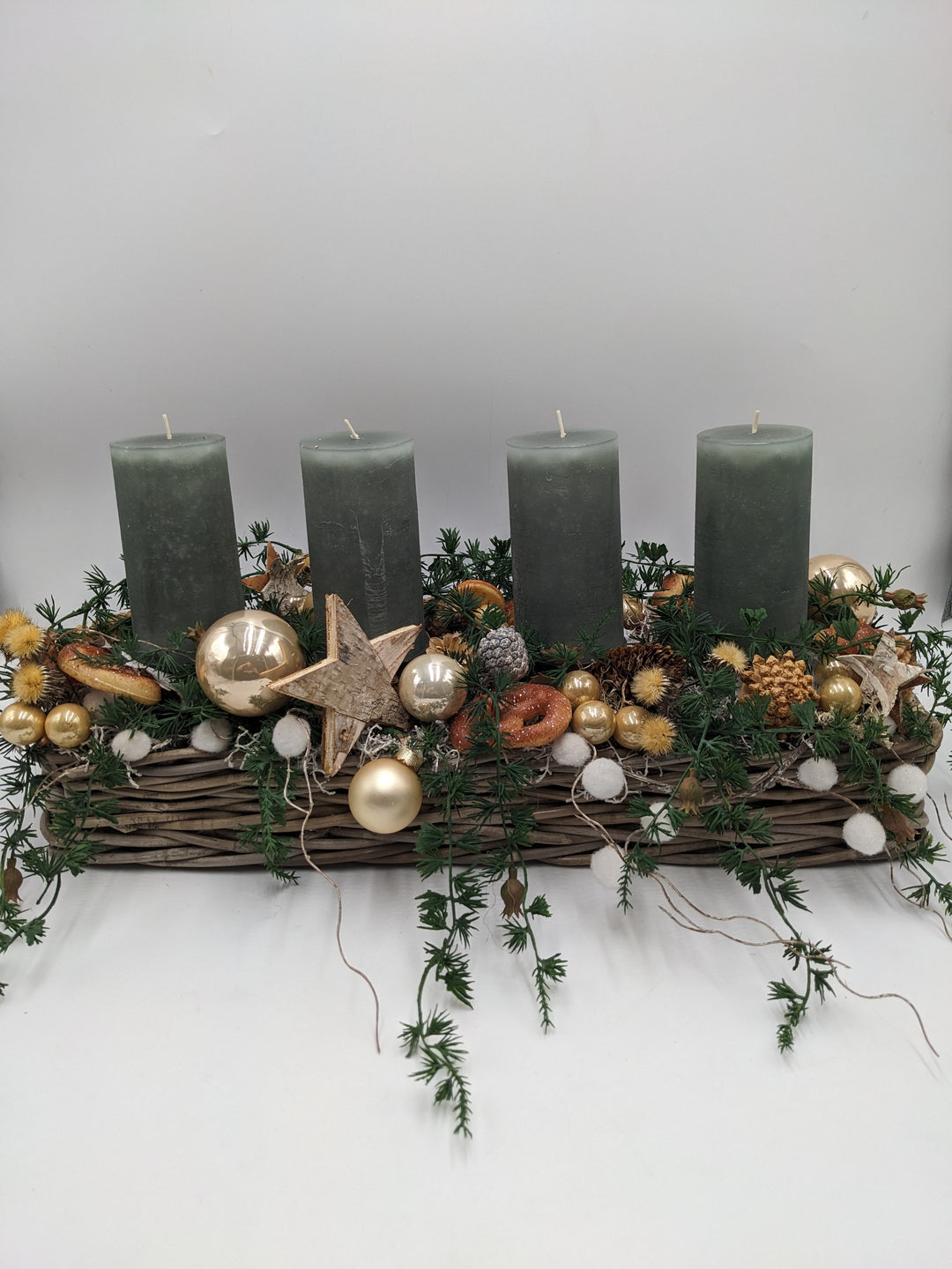 Adventsgesteck Kugel Stern Brezel salbei