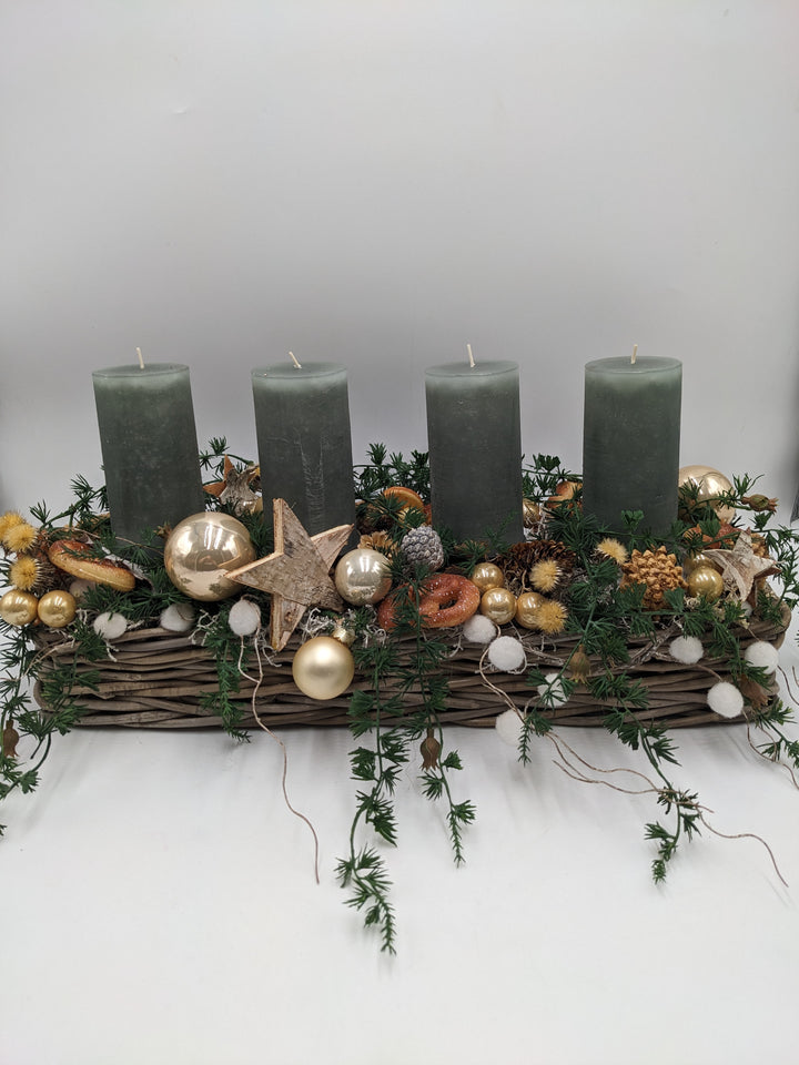 Adventsgesteck Kugel Stern Brezel salbei