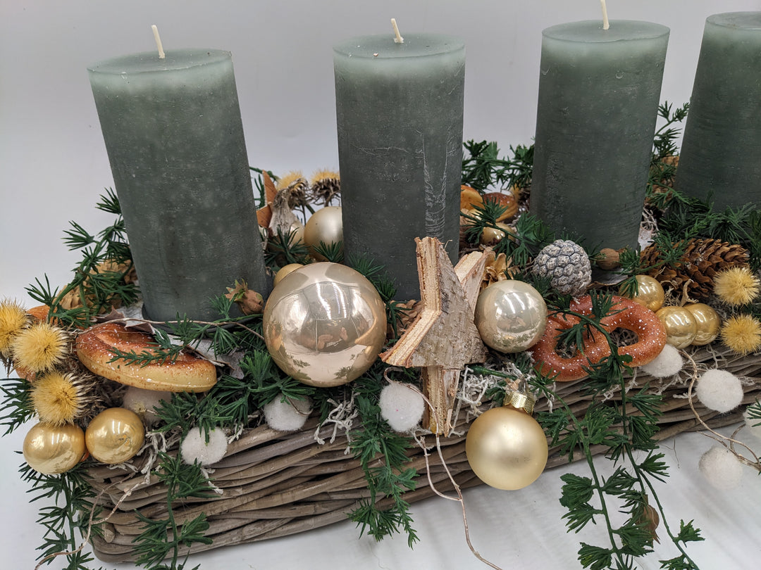 Adventsgesteck Kugel Stern Brezel salbei