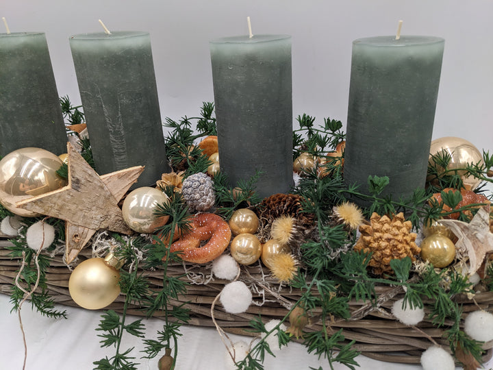 Adventsgesteck Kugel Stern Brezel salbei