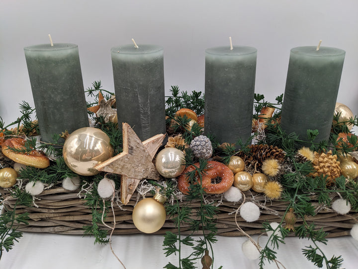 Adventsgesteck Kugel Stern Brezel salbei