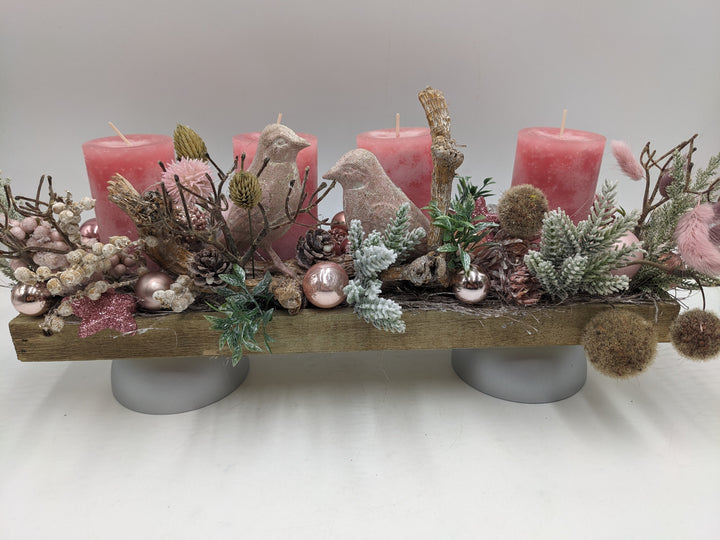 Adventsgesteck Kugel Vogel Zapfen rosa