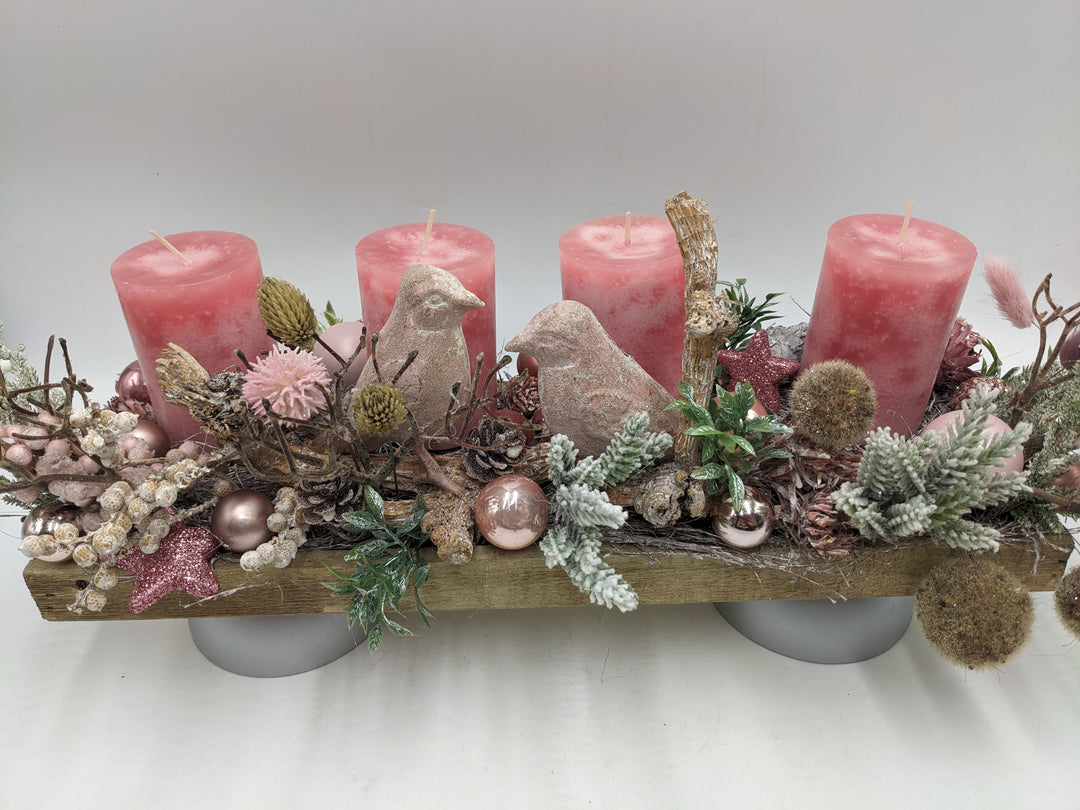 Adventsgesteck Kugel Vogel Zapfen rosa