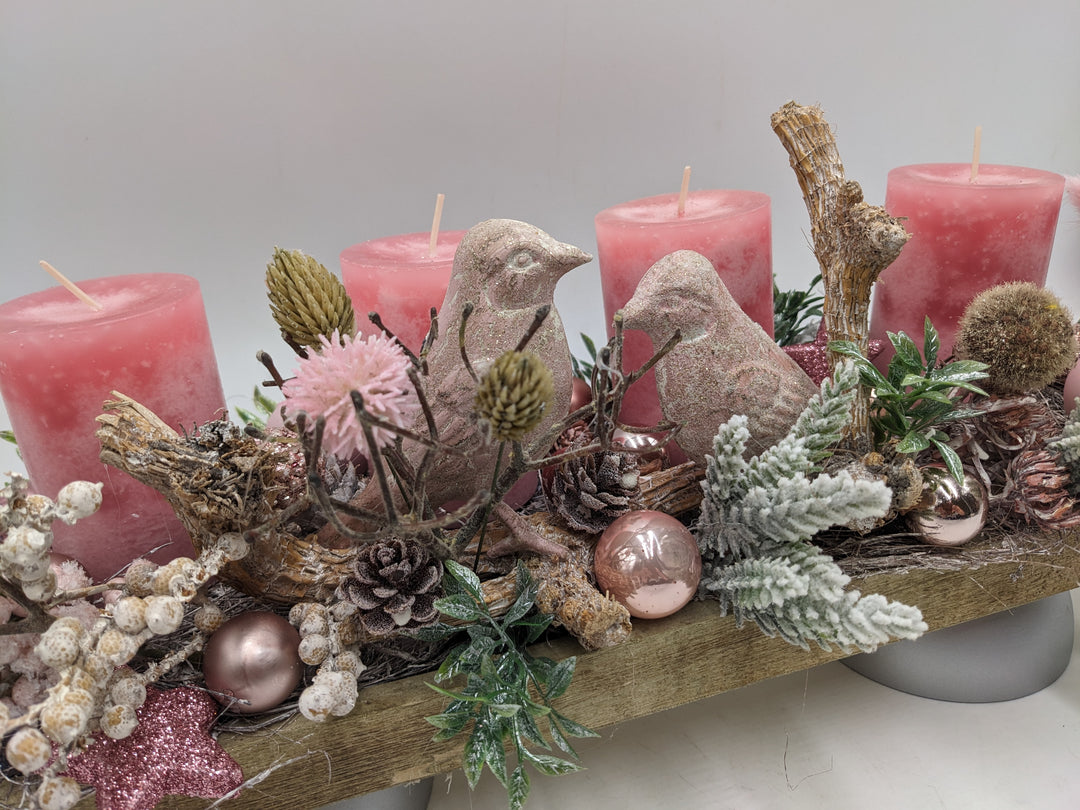Adventsgesteck Kugel Vogel Zapfen rosa