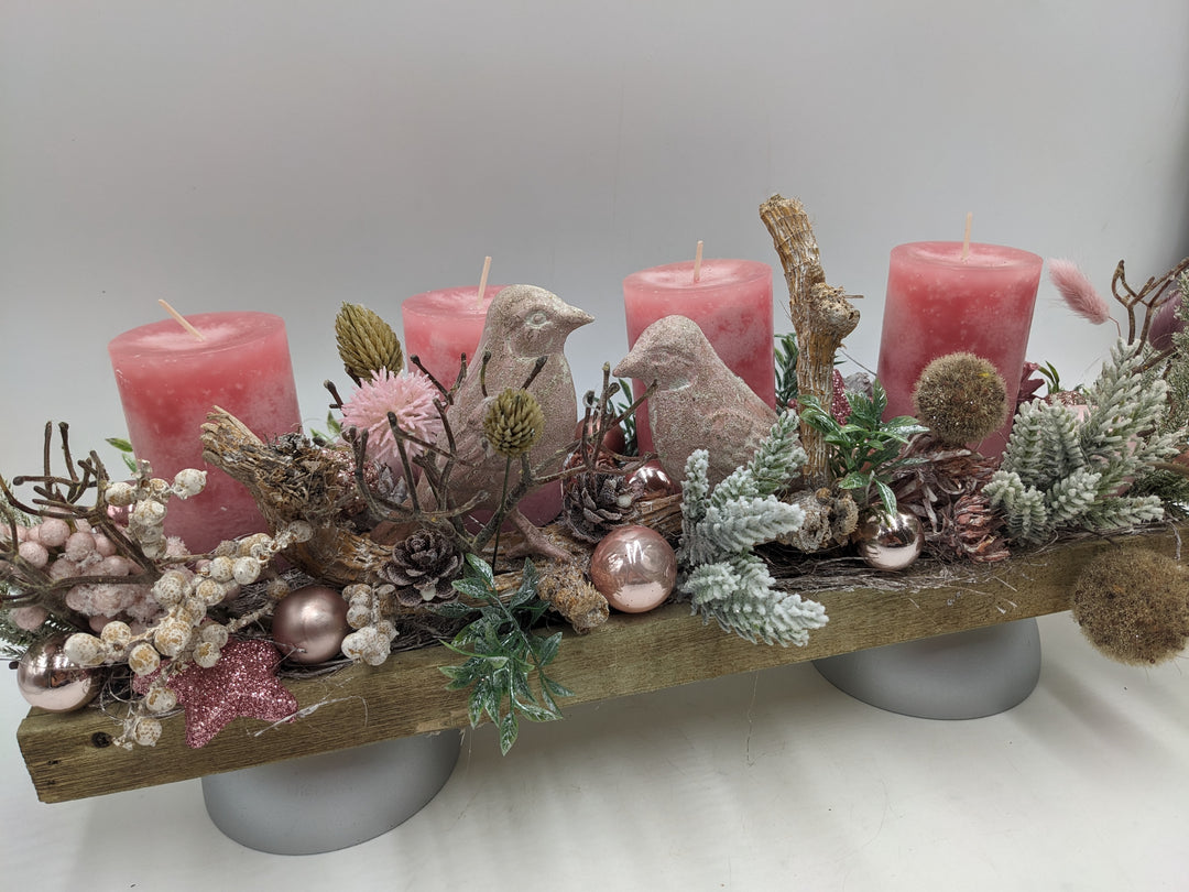 Adventsgesteck Kugel Vogel Zapfen rosa