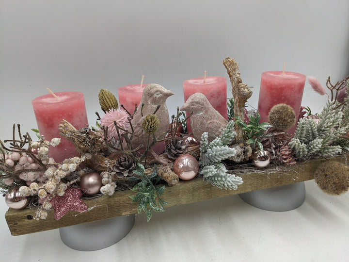 Adventsgesteck Kugel Vogel Zapfen rosa