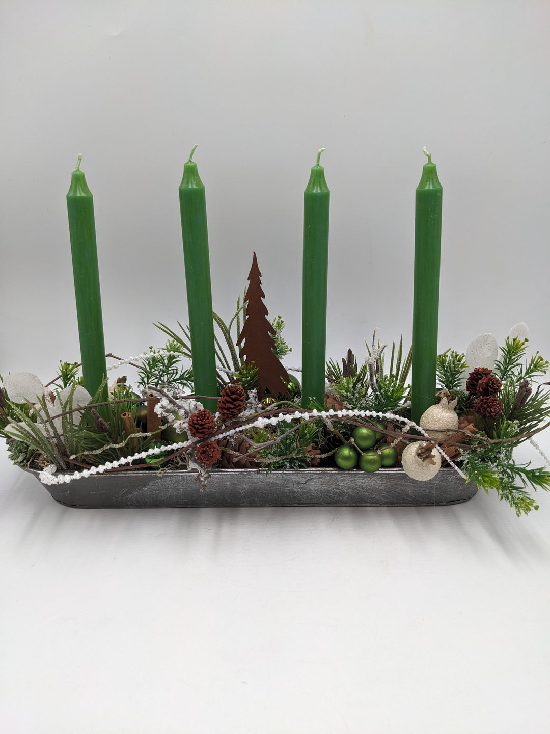 Adventsgesteck Kugel Zapfen Zimt grün