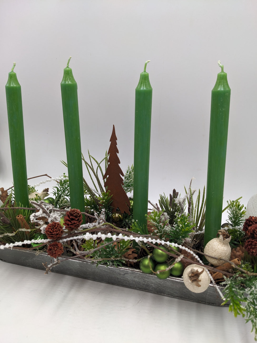 Adventsgesteck Kugel Zapfen Zimt grün