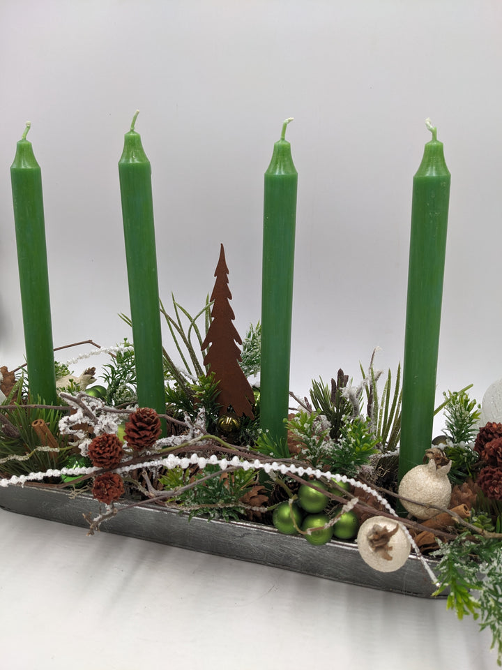 Adventsgesteck Kugel Zapfen Zimt grün