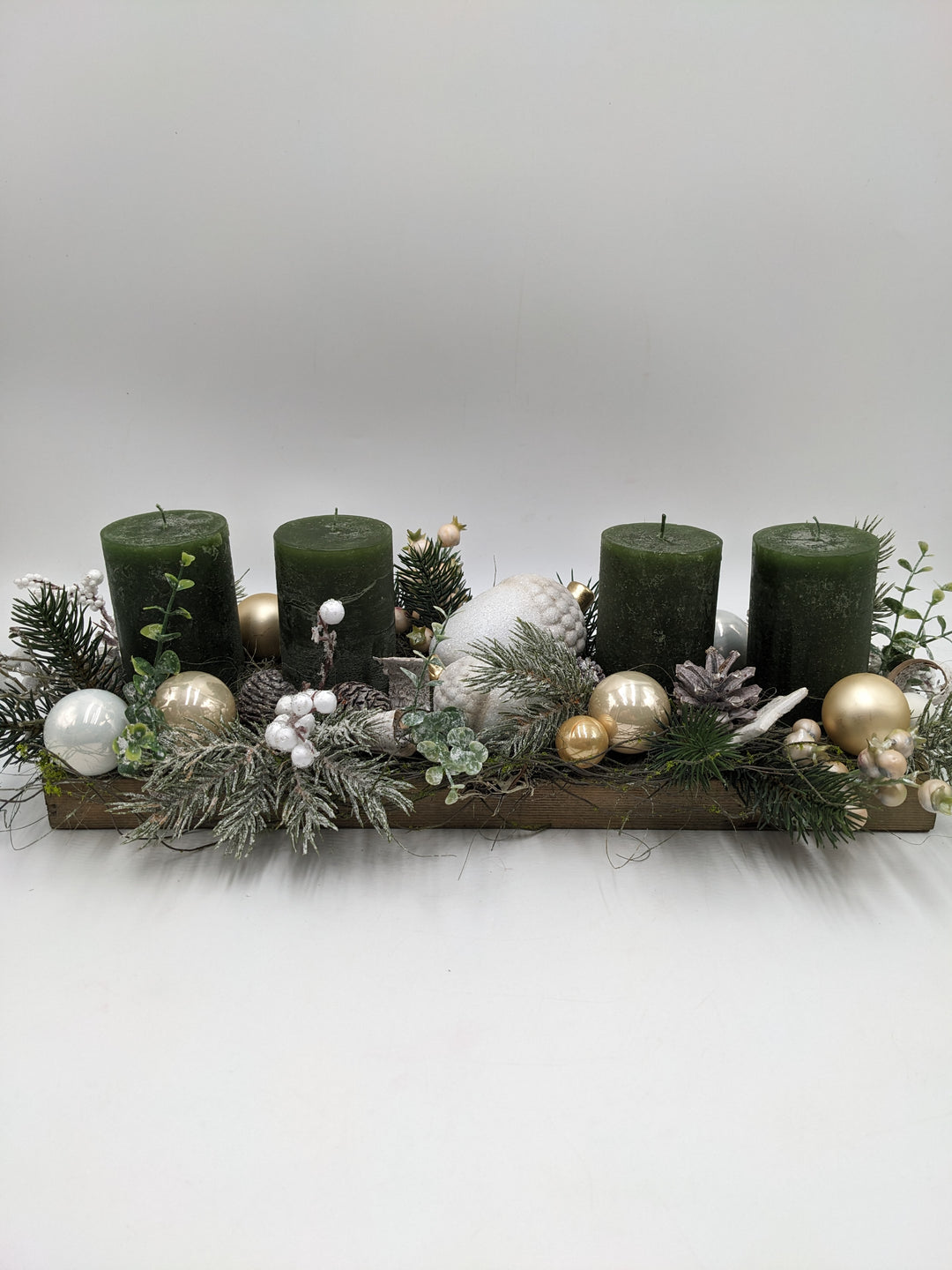 Adventsgesteck Kugel Zapfen Eichel grün