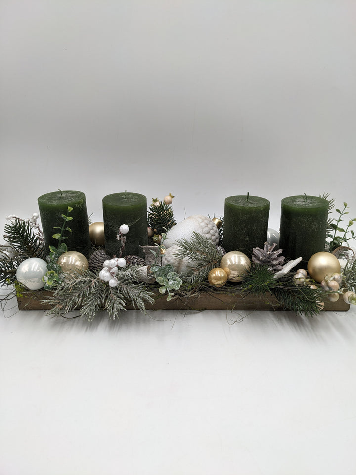 Adventsgesteck Kugel Zapfen Eichel grün