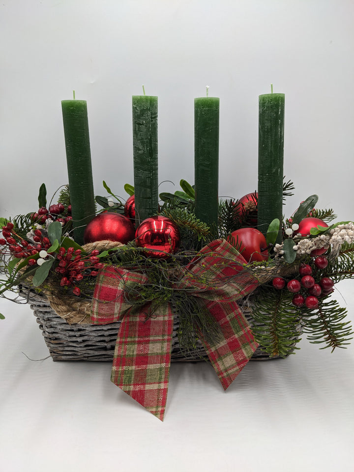 Adventsgesteck klassisch Kugel Schleife Apfel rot