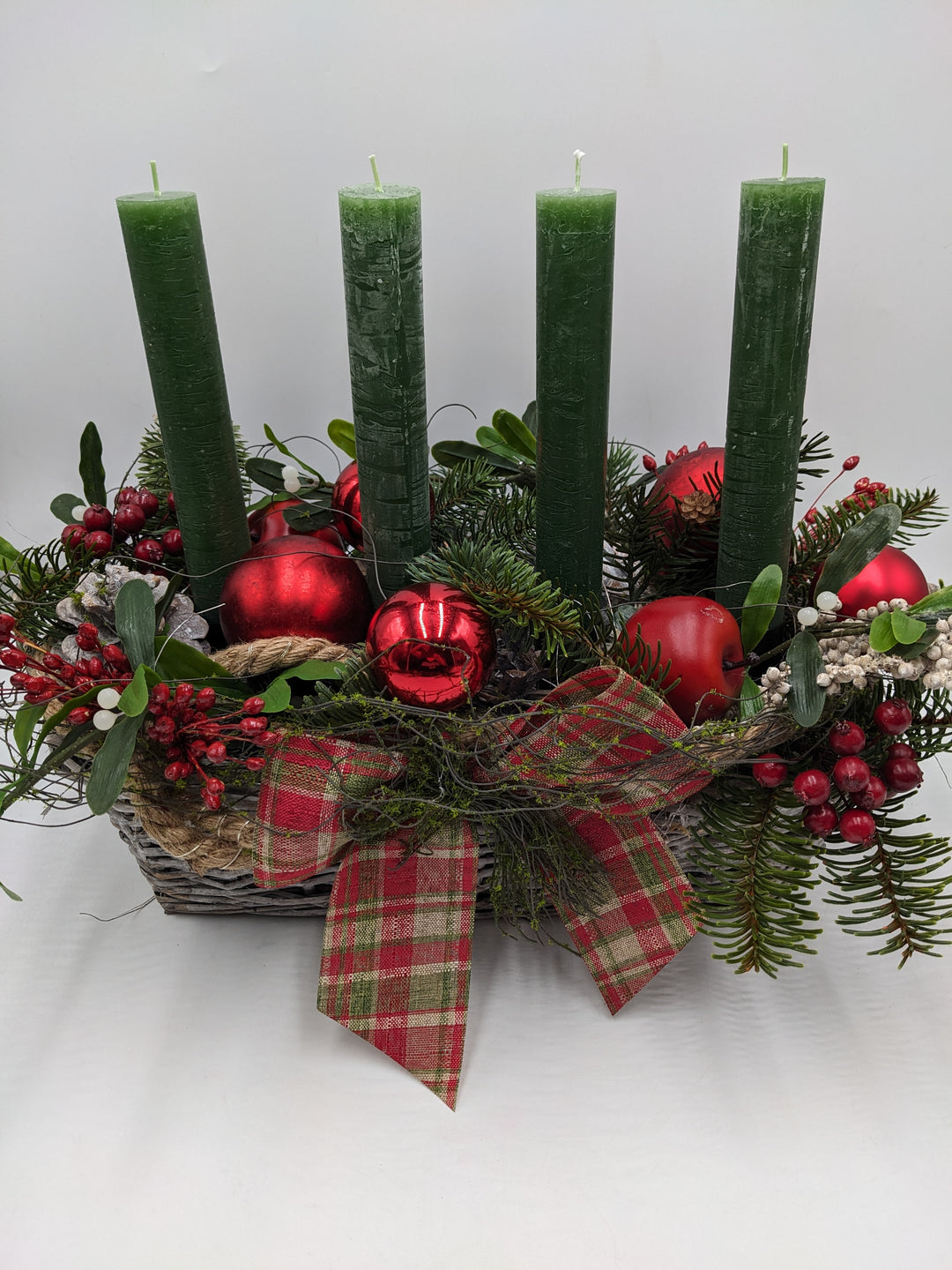 Adventsgesteck klassisch Kugel Schleife Apfel rot