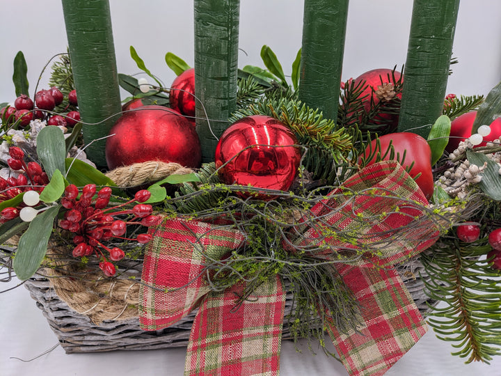 Adventsgesteck klassisch Kugel Schleife Apfel rot
