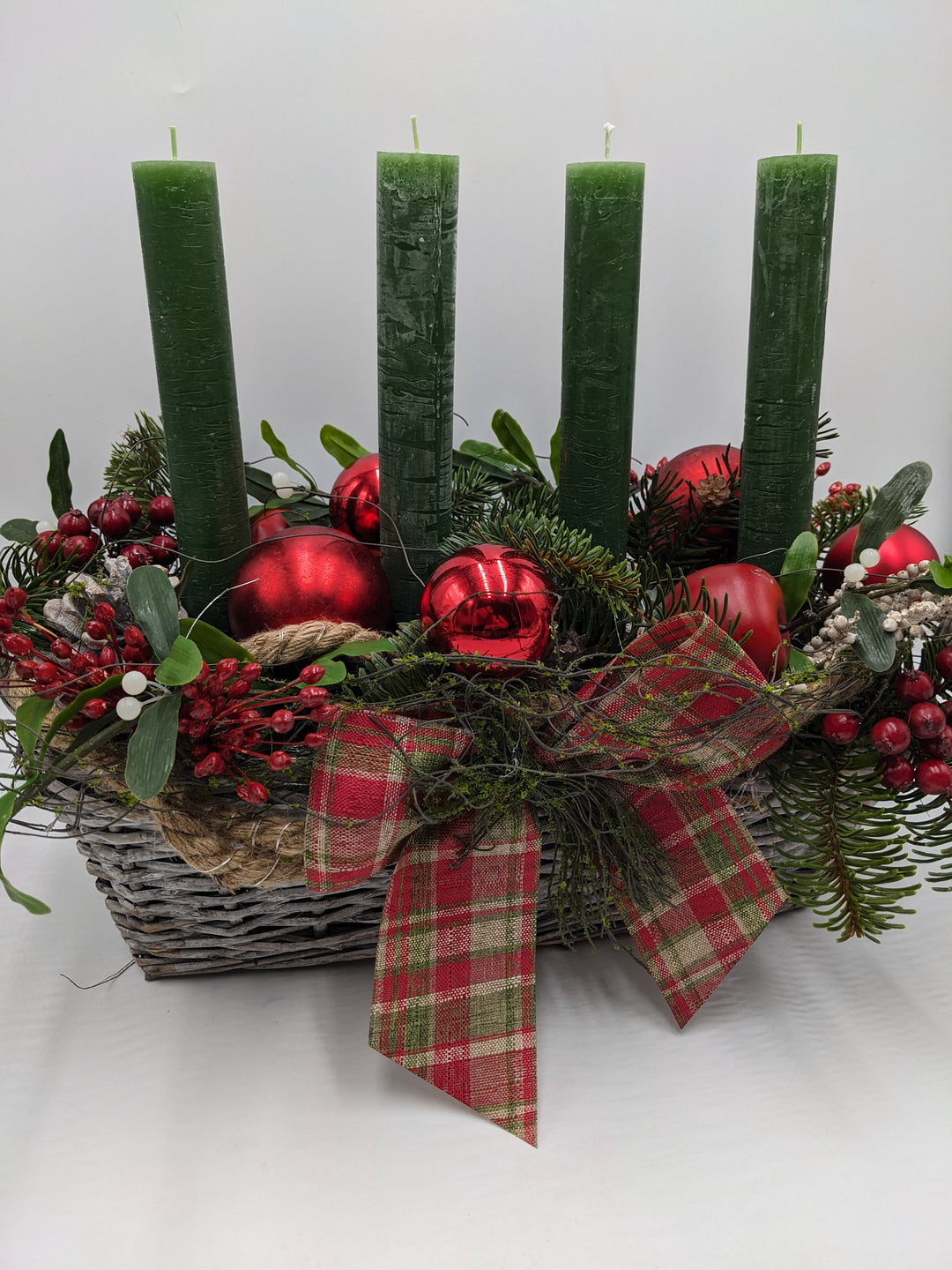 Adventsgesteck klassisch Kugel Schleife Apfel rot