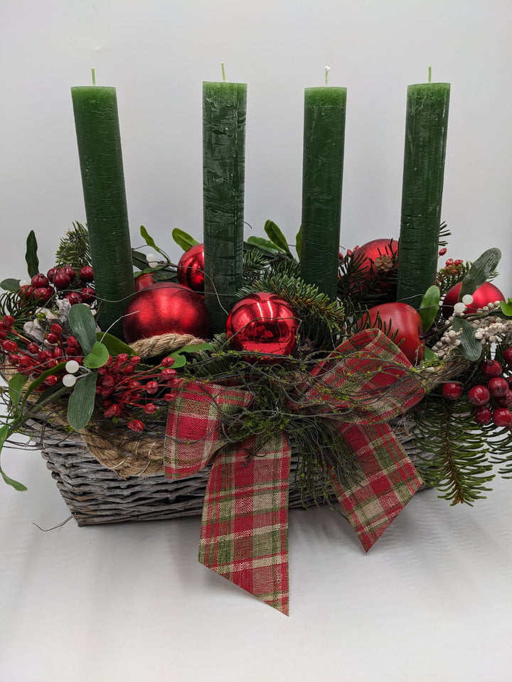 Adventsgesteck klassisch Kugel Schleife Apfel rot