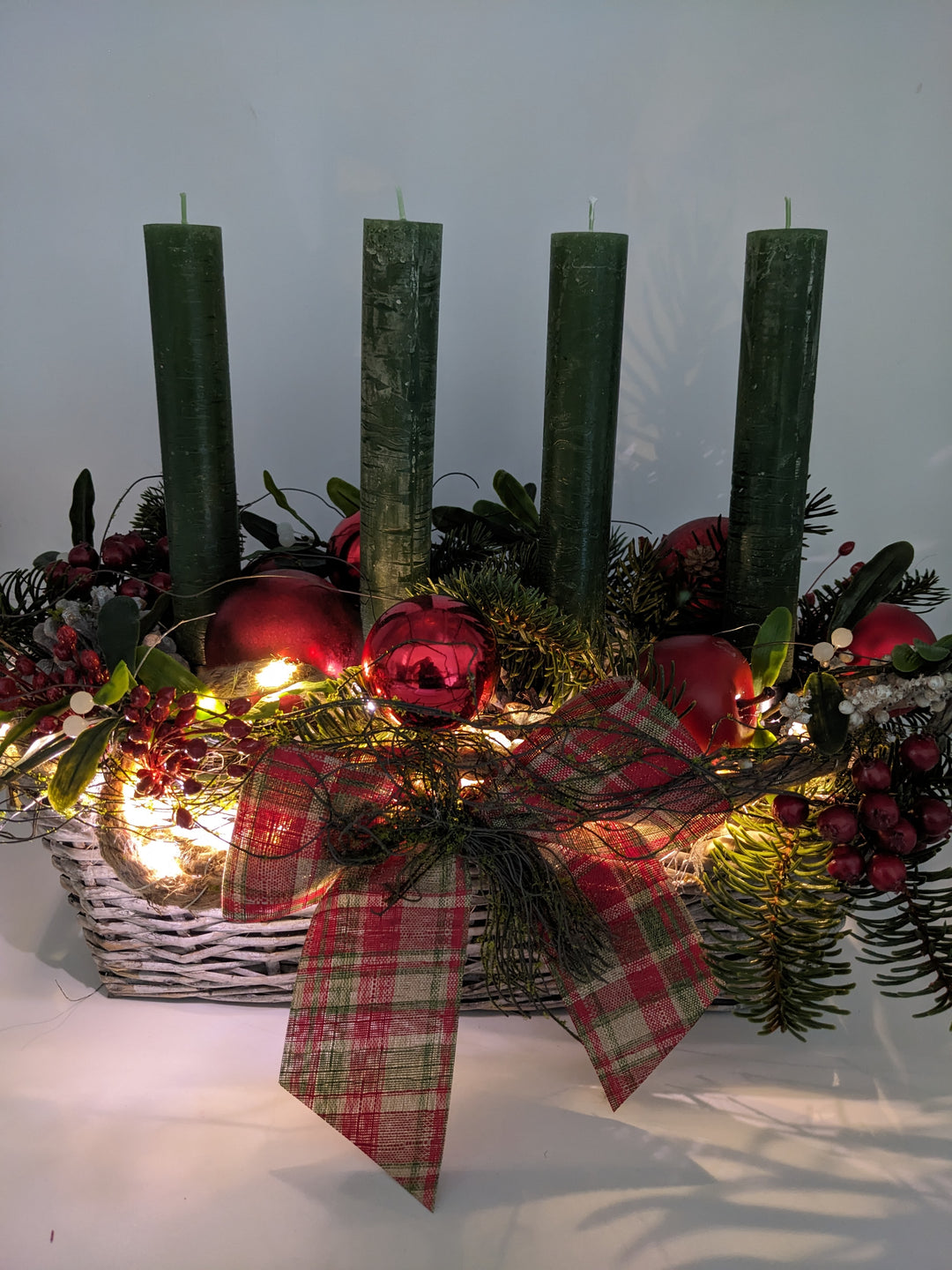Adventsgesteck klassisch Kugel Schleife Apfel rot