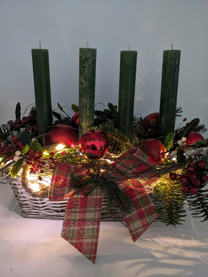 Adventsgesteck klassisch Kugel Schleife Apfel rot